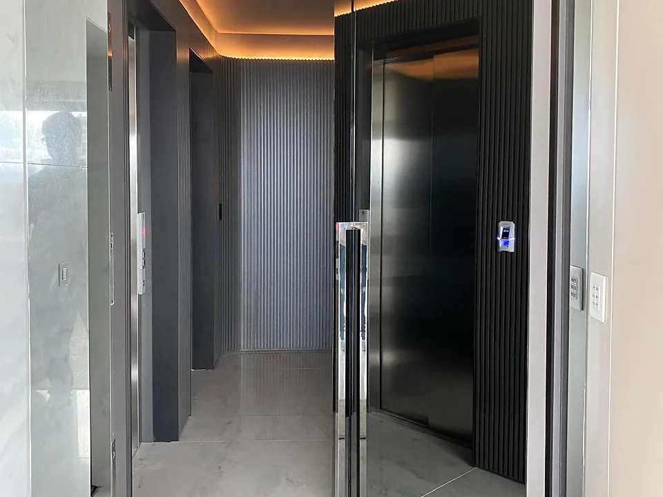 Hall de entrada com porta de vidro blindado e controle de acesso