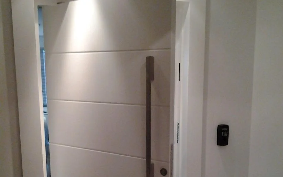 Porta blindada residencial com teclado de controle de acesso