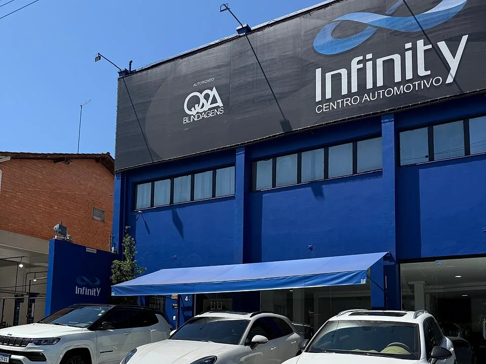 Fachada da unidade em Novo Hamburgo, com carros estacionados em frente